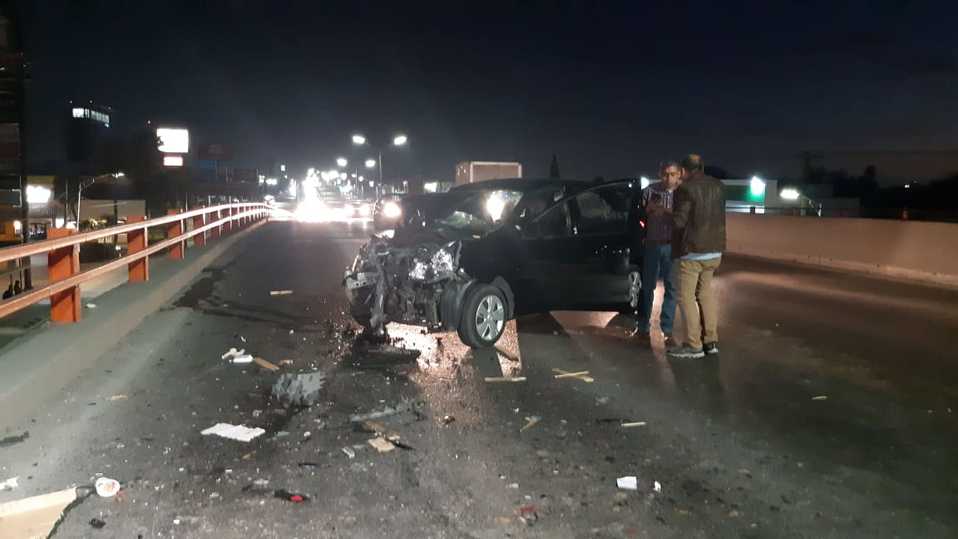 Ambos vehículos quedaron destrozados sobre el carril central  (Foto: Mayte Villasana)