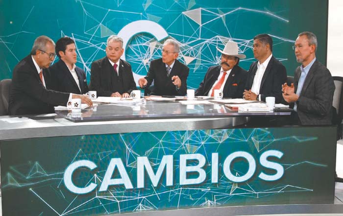 Víctor Fuentes y Samuel García participaron en la mesa de diálogo de Cambios 27. ROBERTO ALANÍS