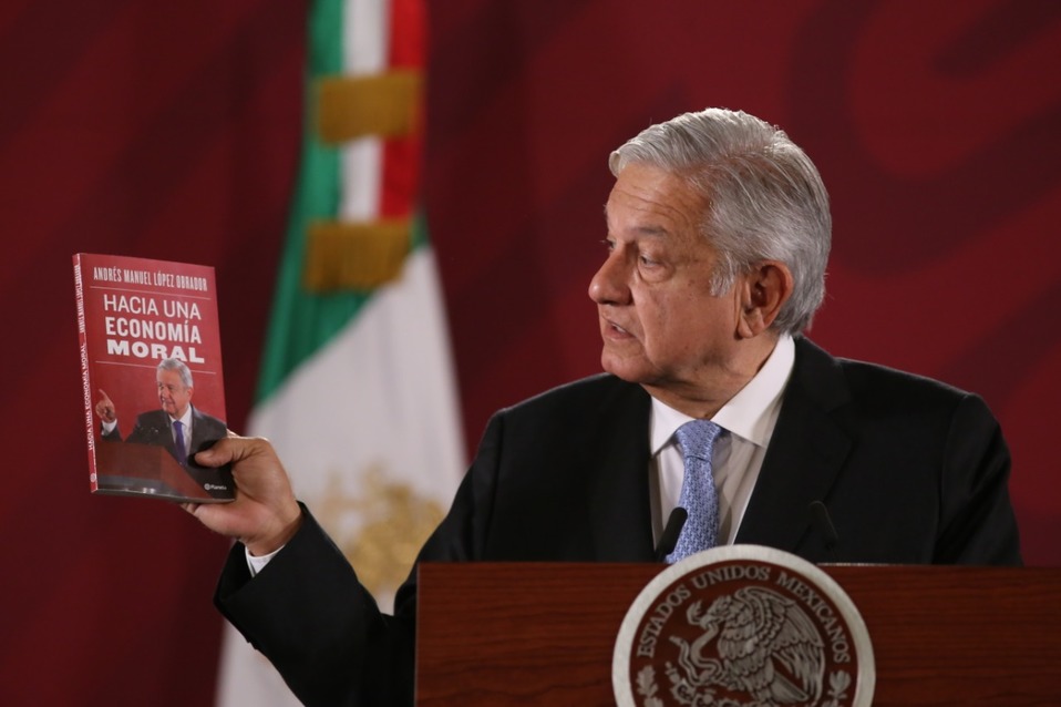 AMLO presentó su libro en la conferencia mañanera de este martes.
