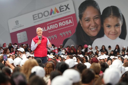 El ejecutivo destacó el trabajo de las jefas de familia. (Especial)