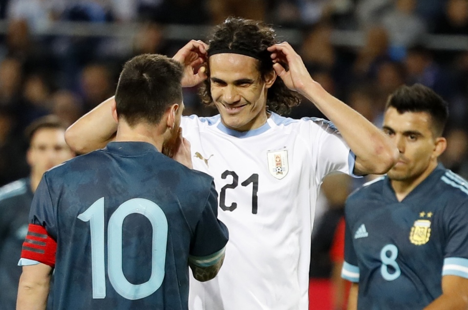 Lionel Messi y Edinson Cavni durante el juego Argentina vs Uruguay (AFP)