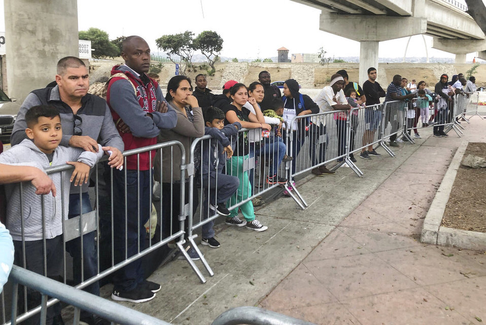 Algunos migrantes que esperan su llegada a Estados Unidos podrán ser admitidos siempre y cuando haya sido antes del 16 de julio. (AP)