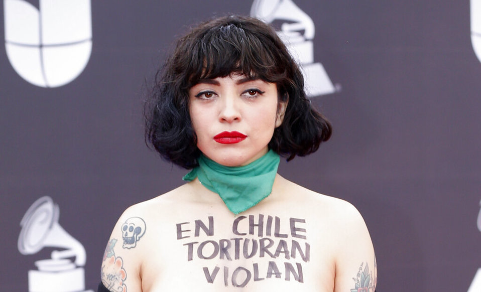 Mon Laferte alzó la voz durante la alfombra roja de los Latin Grammy (AP).