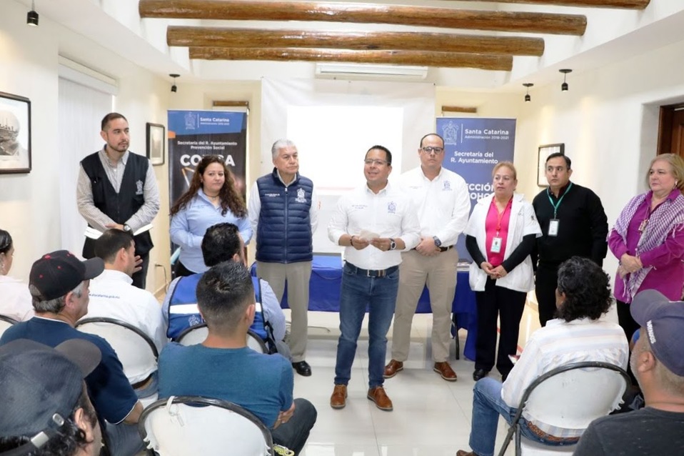 La  plática de concientización fue dirigida a los comercios, explicando  las consecuencias que tiene vender alcohol a menores. (Foto: Especial)