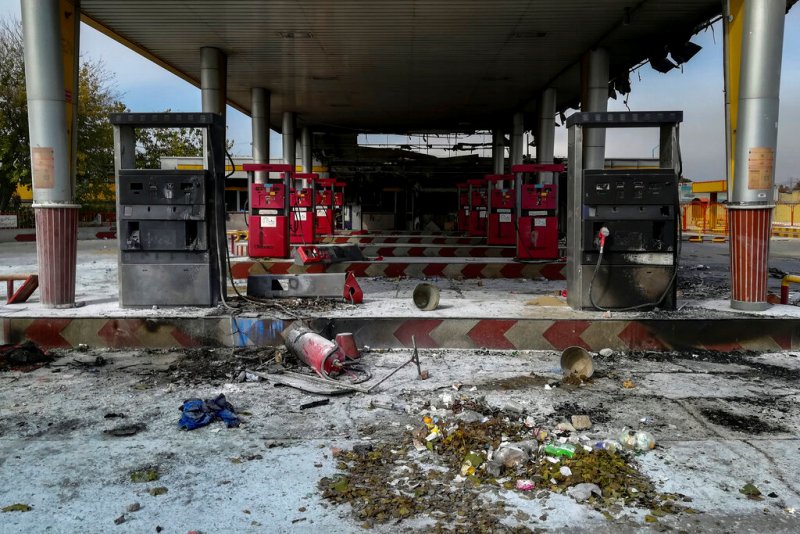 Las protestas también han dejado de cenas de comercios destruidos. (AP)