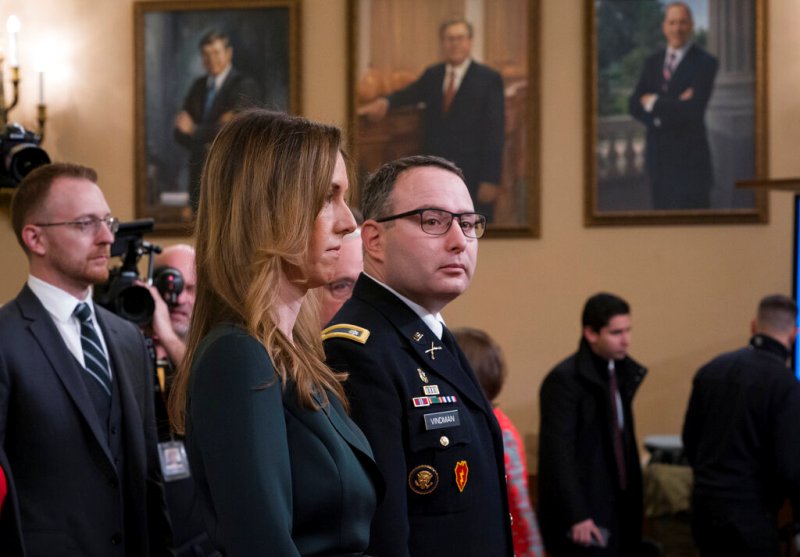 Los testigos claves, Jennifer Williams (izq.), asesora del vicepresidente Mike Pence, y el teniente coronel del ejército Alexander Vindman. (AP)
