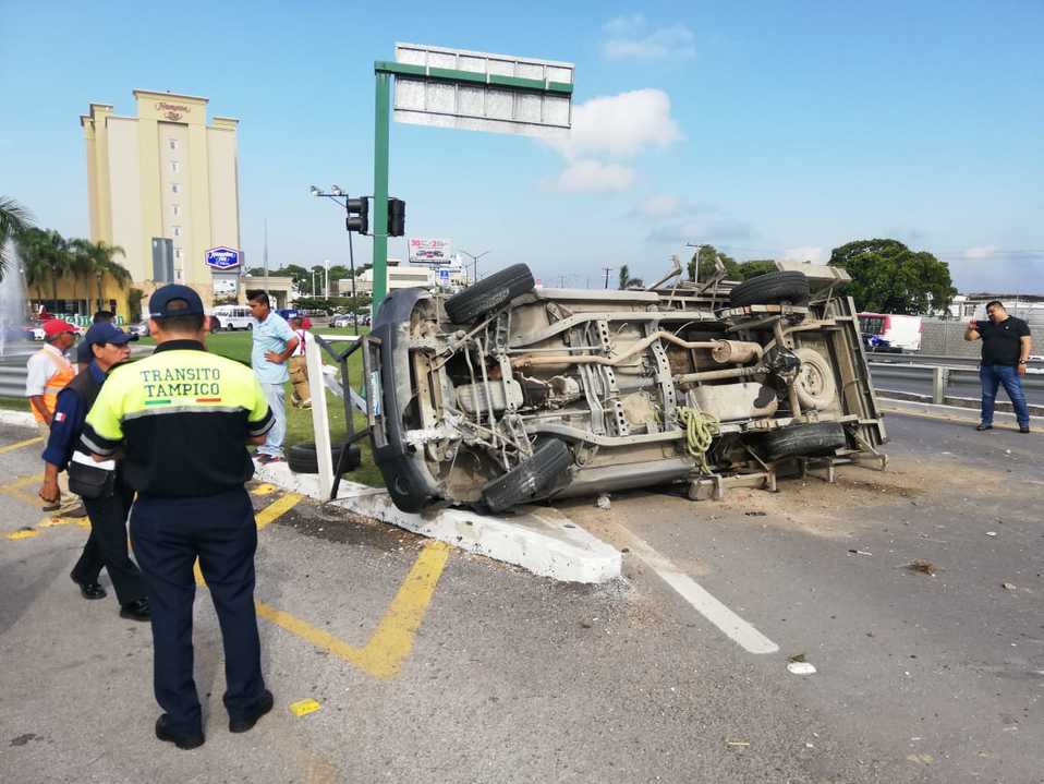 Volcadura sobre prolongación Avenida Hidalgo (Foto/Sergio Sánchez)