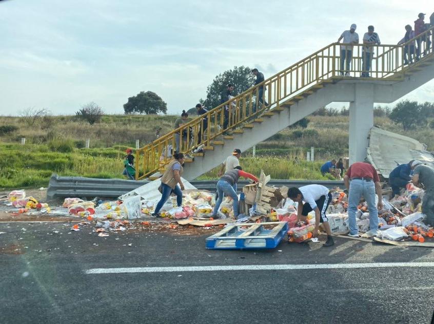 Tras el accidente, los pobladores empezaron a llevarse la mercancía en vehículos, camionetas y hasta en carretillas. (Especial)