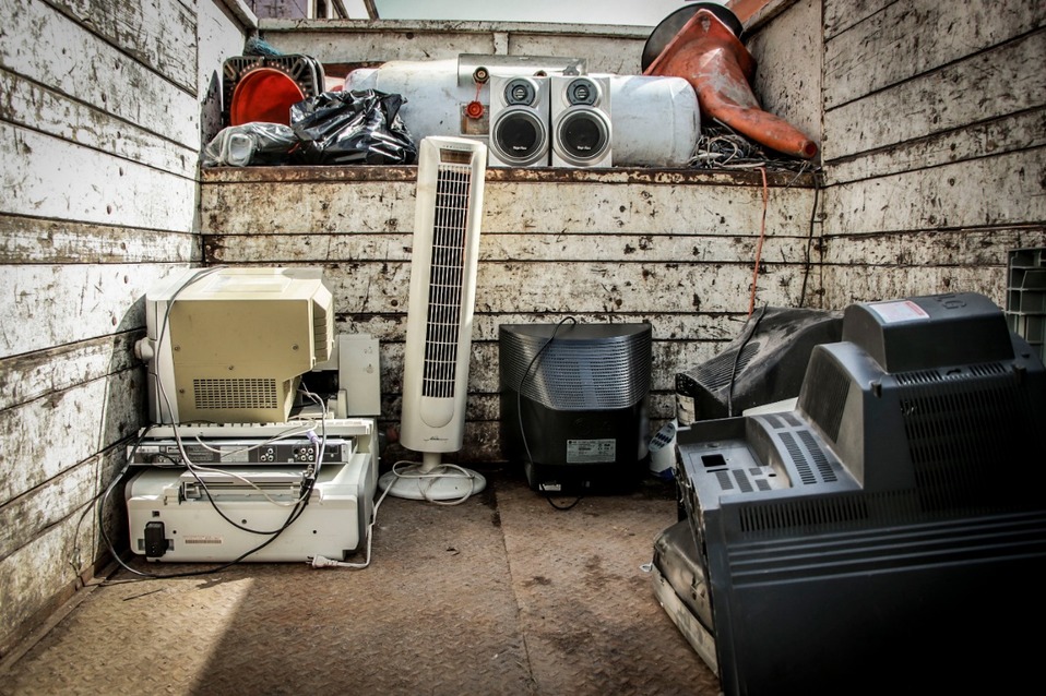Artículos electrónicos y muebles viejos. Foto: Especial