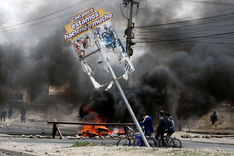 Los disturbios también han dejado decenas de heridos y cuantiosos daños materiales. (Reuters)