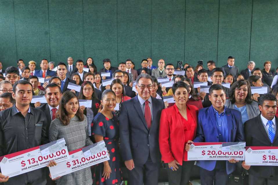 Entrega de estímulos a estudiantes que van de Intercambio. (Andrés Lobato)