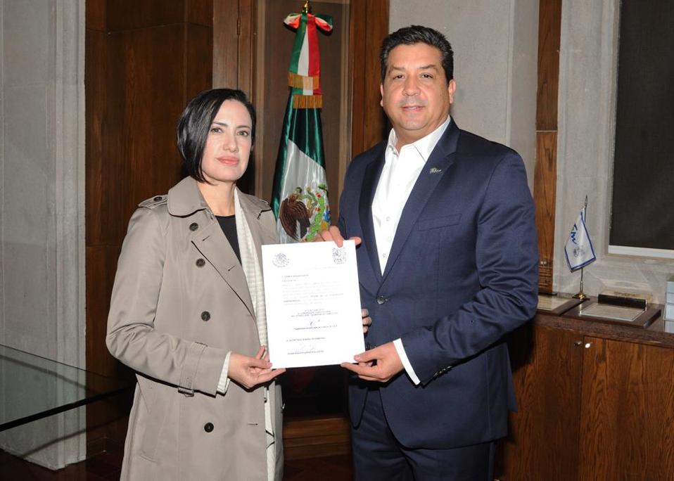 Francisco García Cabeza de Vaca entrega nombramiento a Carmen Zepeda Huerta. (Especial)