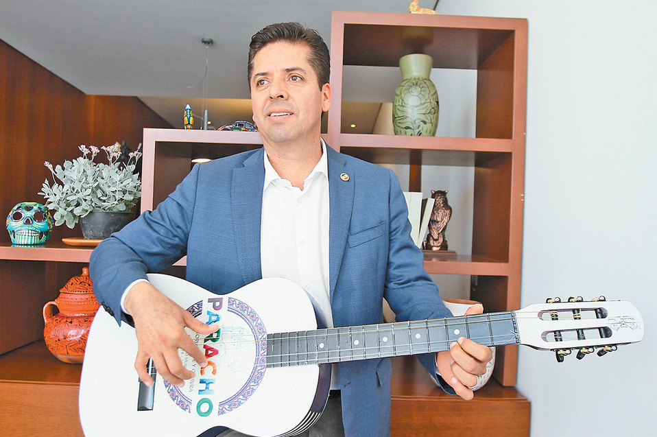 “La labor legislativa se parece a la de papá”. (Héctor Téllez)