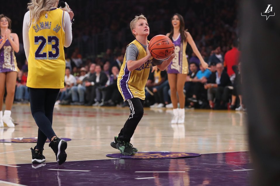 Maxx, el pequeño seguidor de los Angeles Lakers que dejó sorprendidos a todos (Twitter @Lakers)