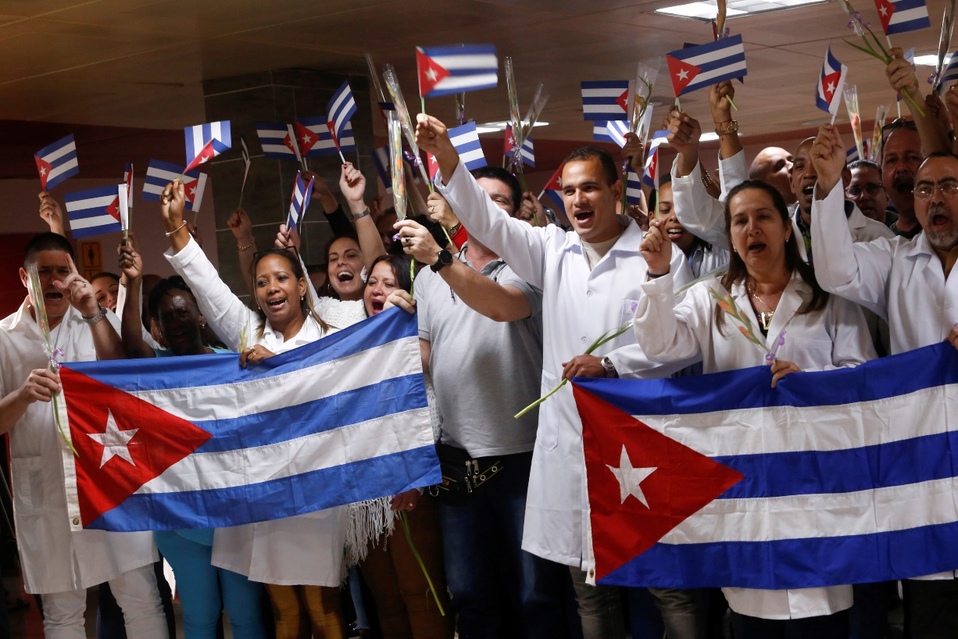 Los más de 200 médicos llegaron de Bolivia al Aeropuerto Internacional José Martí en La Habana. (Reuters)