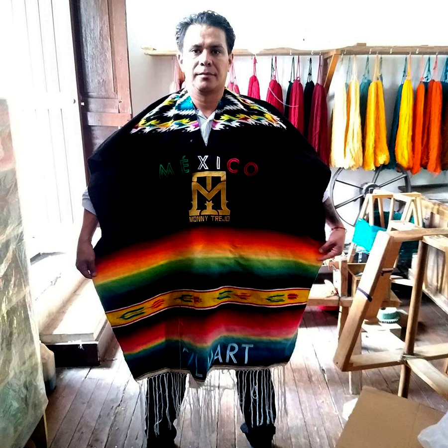 Parte del trabajo que realiza Héctor es el teñido de la lana buscando siempre innovar. (Facebook Héctor Tamayo)