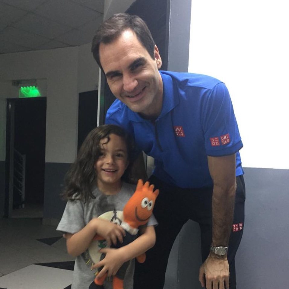 Roger Federer y su pequeña seguidora, Ainhoa (Instagram @srtahoms)