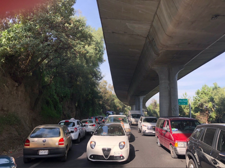Se informó sobre el cierre de circulación en ambos sentidos de la Autopista. (Notimex)