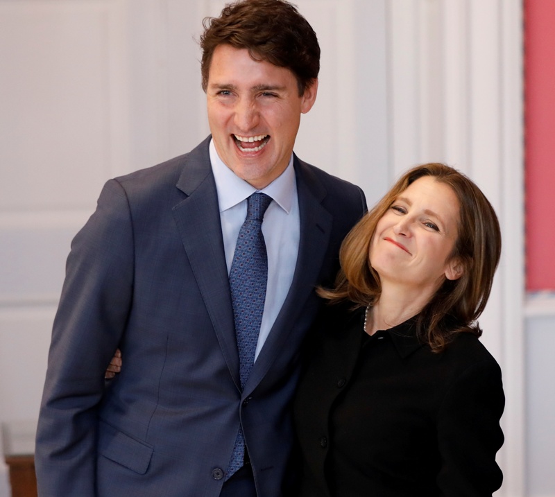 Trudeau y Freeland durante la presentación. (Reuters)