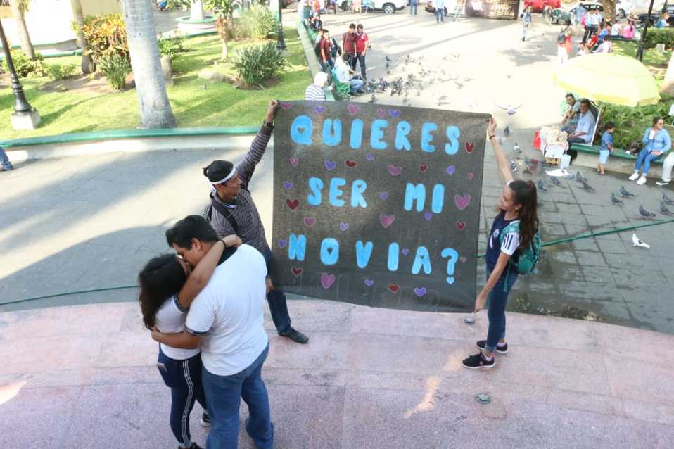 Alumno de una preparatoria en Tampico declara su amor a su compañera y le pide que sea su novia (Foto/José Luis Tapia)