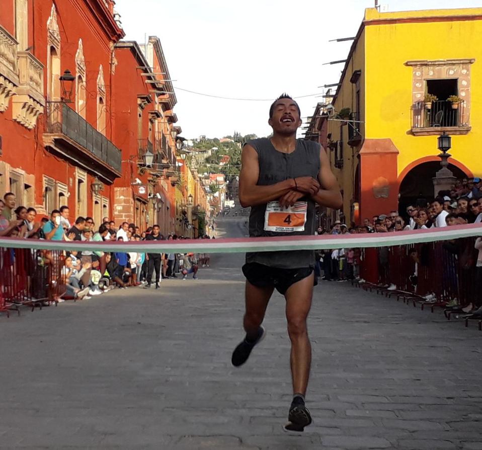 En la Carrera de la Revolución Mexicana en San Miguel de Allende participaron más de 230 atletas. Especial.