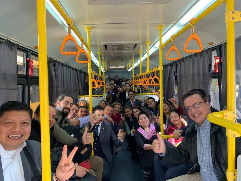 Diputados se dirigen a Expo Santa Fe para sesionar. (@tatclouthier)