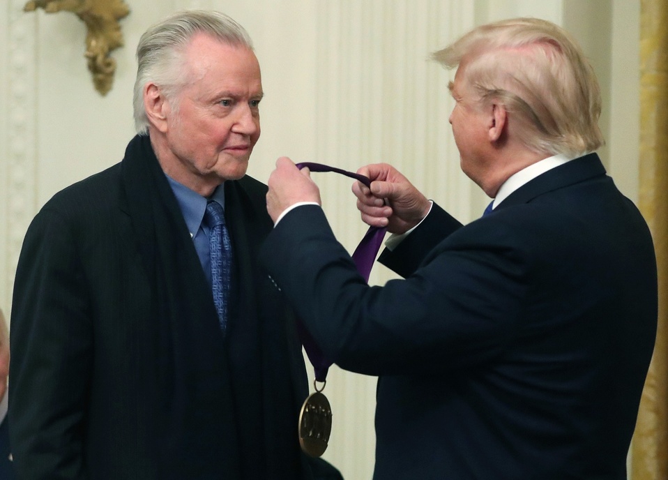 Donald Trump entregó la Medalla Nacional de Artes al actor Óscar Jon Voight, padre de Angelina Jolie. (AFP)