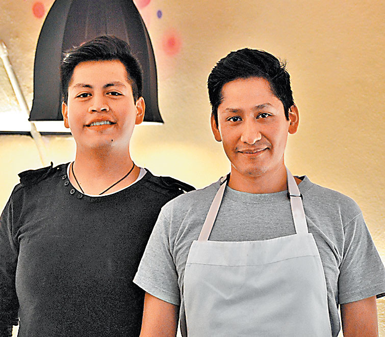 Dos de los chefs del restaurante nepalés. (Especial)