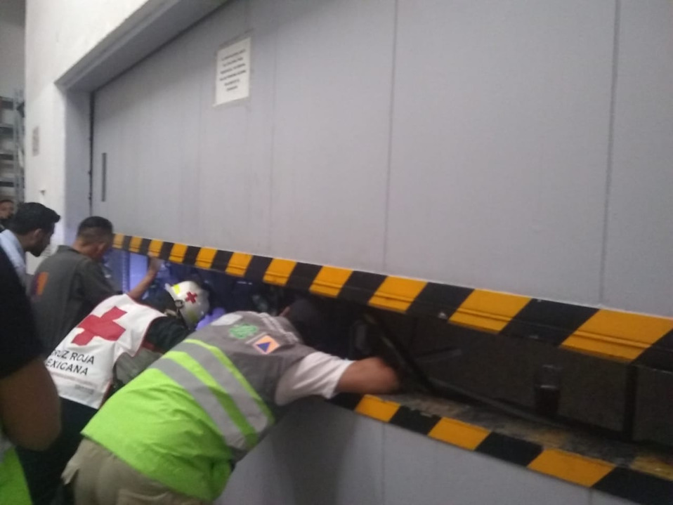 El hombre fue rescatado y trasladado a un hospital. (Jorge Becerril)