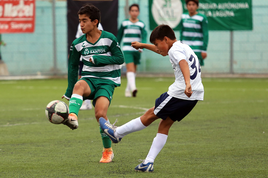 El Instituto Británico se convirtió en el primer equipo en lograr el boleto a la siguiente fase del torneo de futbol 9. (Mauricio Román)