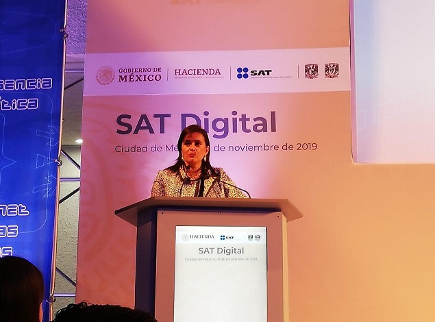 La jefa del SAT, Margarita Ríos Farjat, presenta el concurso W@lkSat. Foto: Pilar Juárez