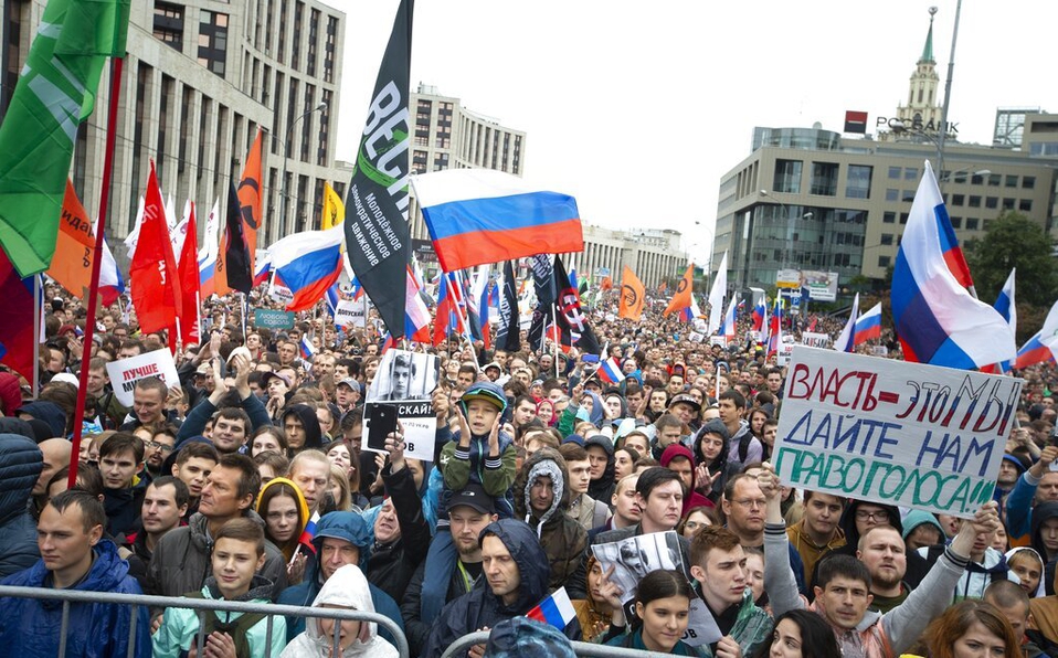 La medida es usada para restringir la libertad de expresión, aseguran miles en Rusia. (Archivo)