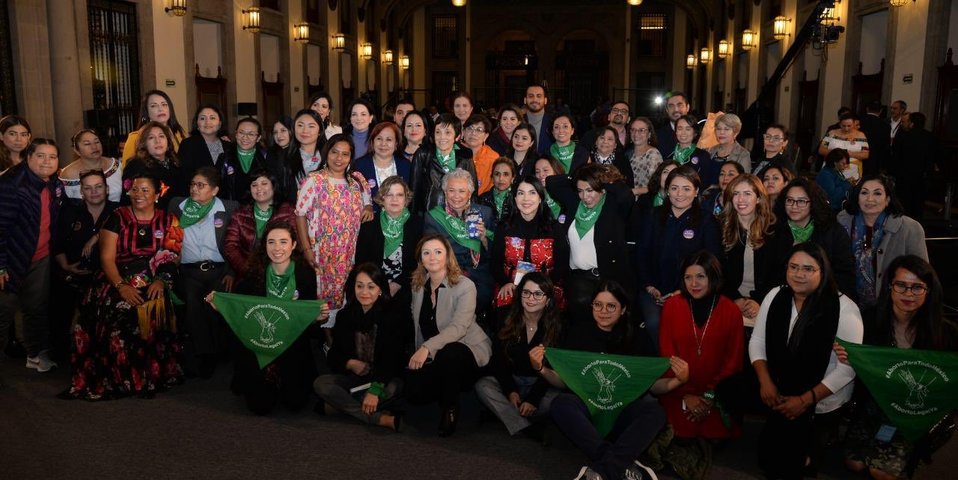 Olga Sánchez Cordero con organizaciones a favor de los derechos de las mujeres (@M_OlgaSCordero)