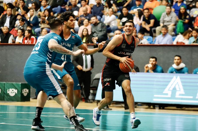 En un partido emocionante  los Astros de Jalisco se volvieron a enfrentar a las Abejas de León. (Cortesía)