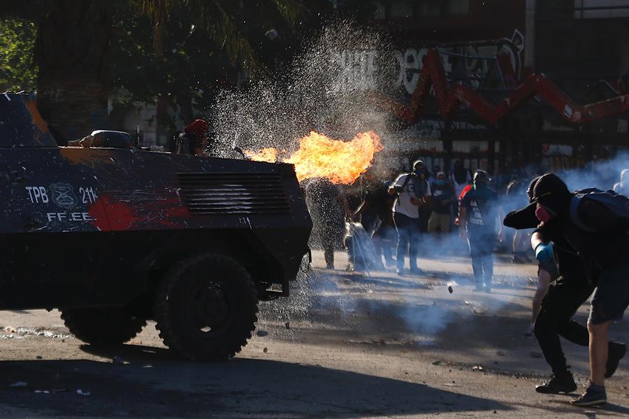 Las protestas en Chile continuaron este viernes en la Plaza Vaquedano (Italia) con enfrentamientos de encapuchados y policías. (EFE)