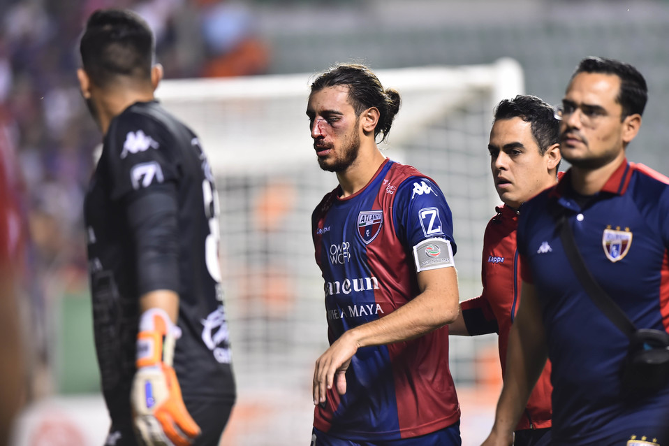 Sebastián Sosa, capitán del Atlante, sale del campo por la hemorragia (Imago7)