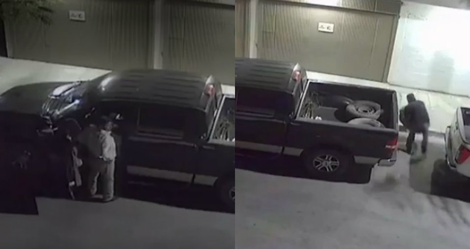 Dos sujetos descienden de una camioneta y roban la llanta de refacción de un vehículo. (Especial)