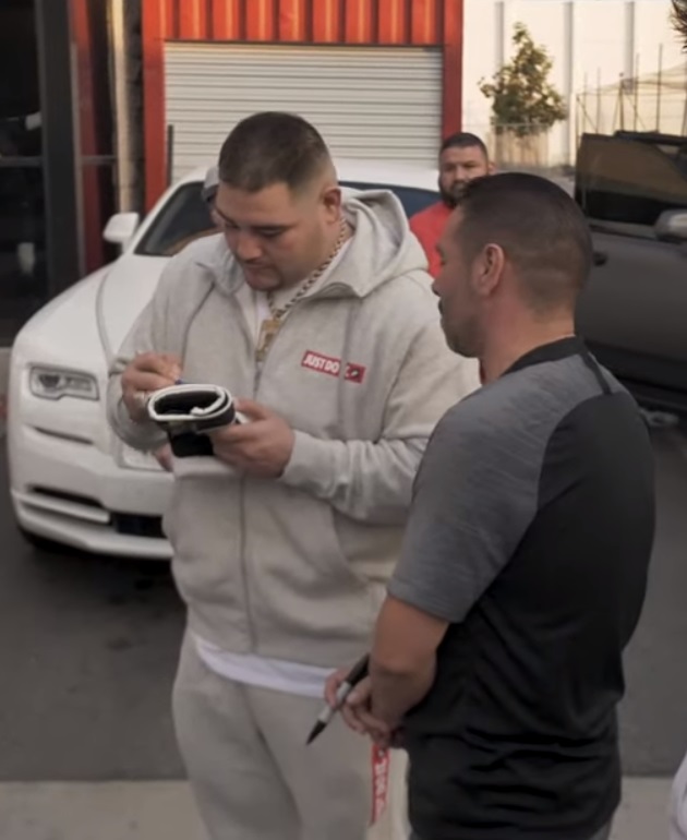 Andy Ruiz firmando un autógrafo (Captura de pantalla)