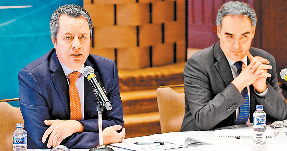 Camilo Aya y Miguel Calderón, durante la conferencia. (Héctor Téllez)