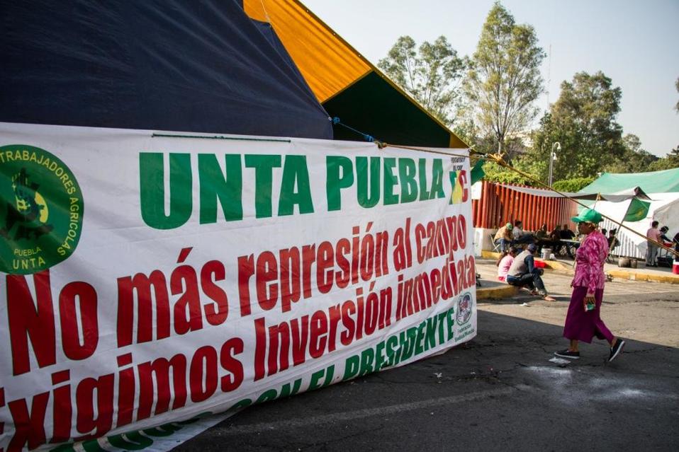 Campesinos de la UNTA comenzaron a retirar el plantón en San Lázaro. | Cuartoscuro