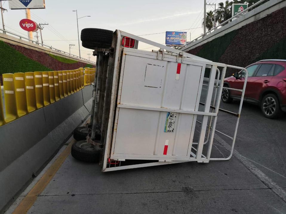 Se desprende de una camioneta remolque de animales en Paso Inferior San Pedro en Tampico (Foto/Sandra Sosa)