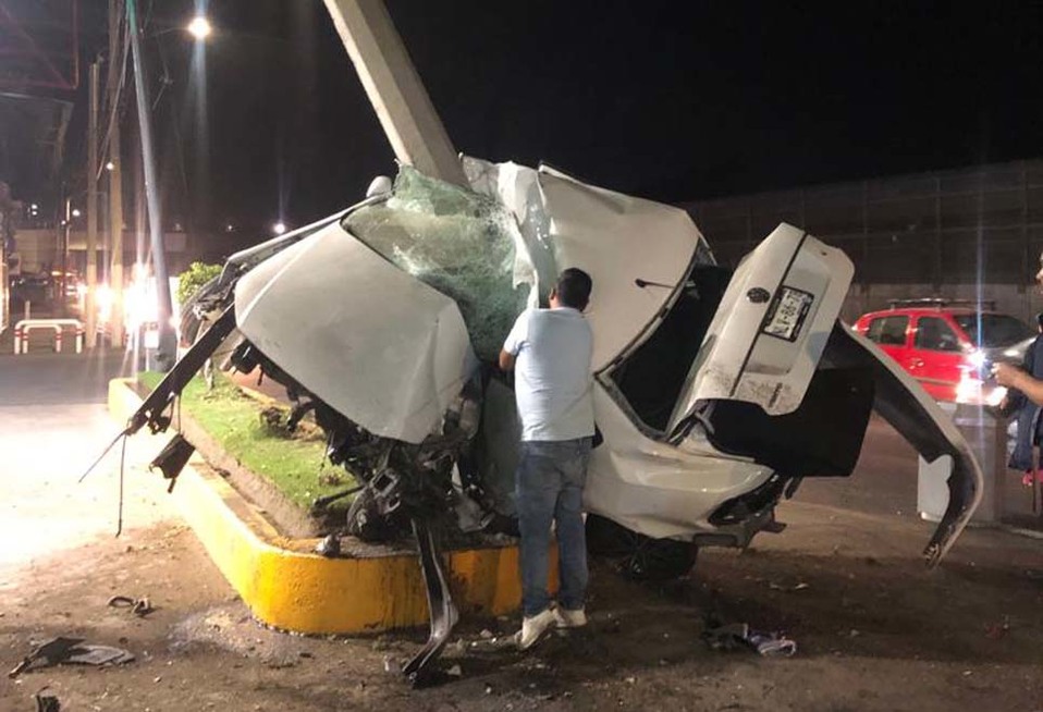 Automovilista vuelca y choca contra poste en Ecatepec- Grupo Milenio