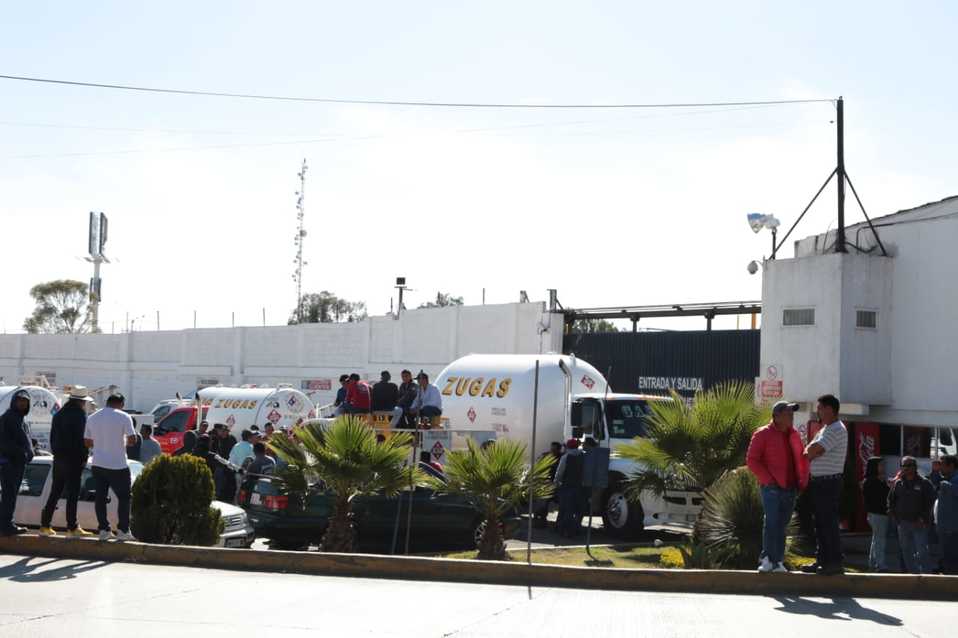 Cerca de 150 gaseros y pipas se postraron en las puertas de la empresa. (Maribel Calderón)