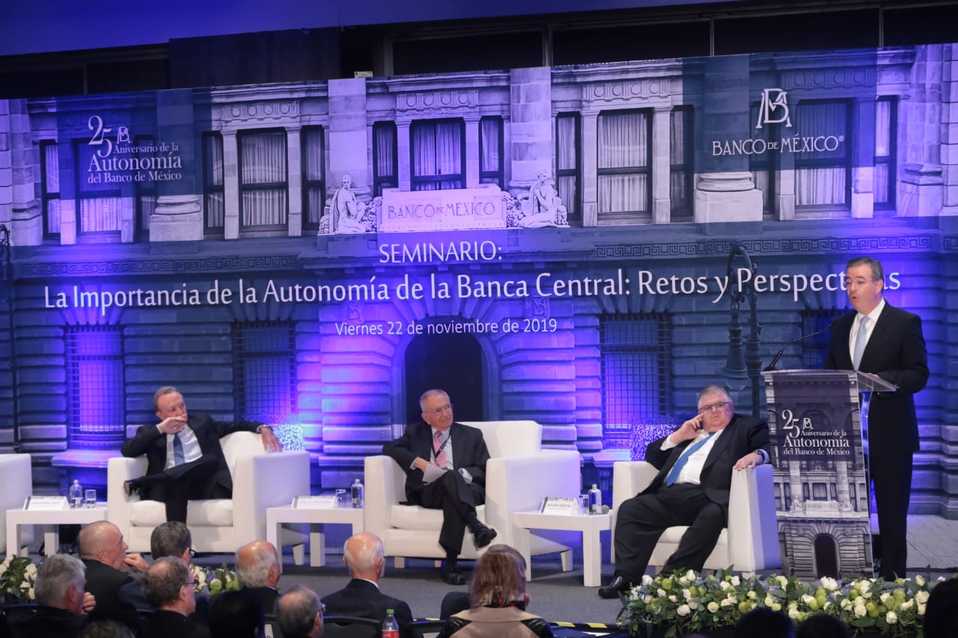 A la izquierda, Guillermo Ortiz, ex gobernador del Banco de México (Jesús Quintanar)