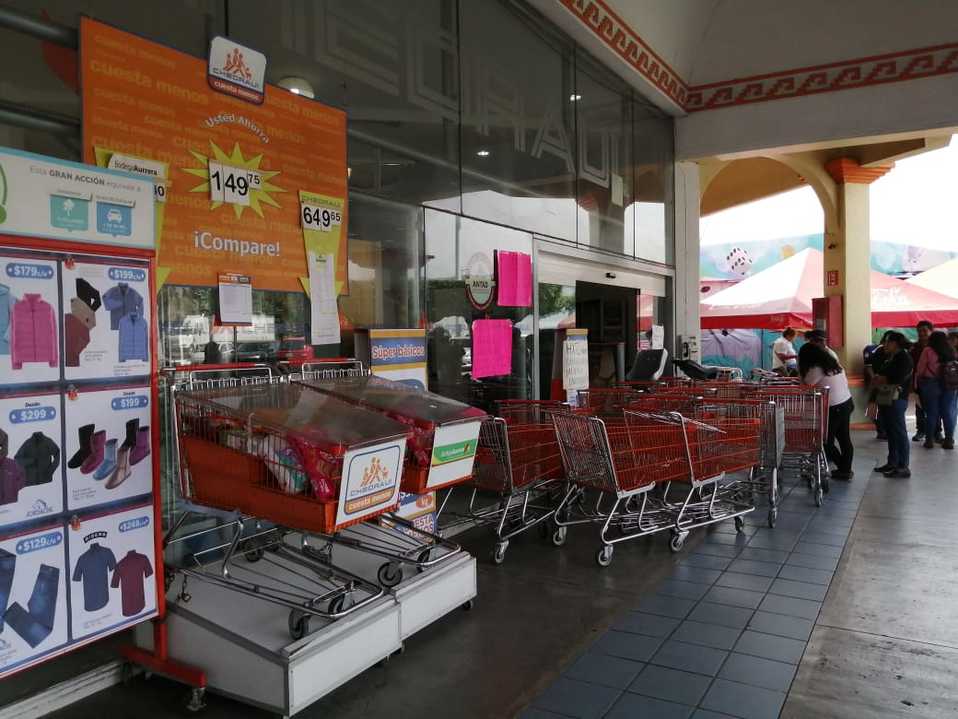 Los manifestantes cerraron la tienda dejando atrapados a al rededor de 70 clientes. (Óscar Rodríguez)