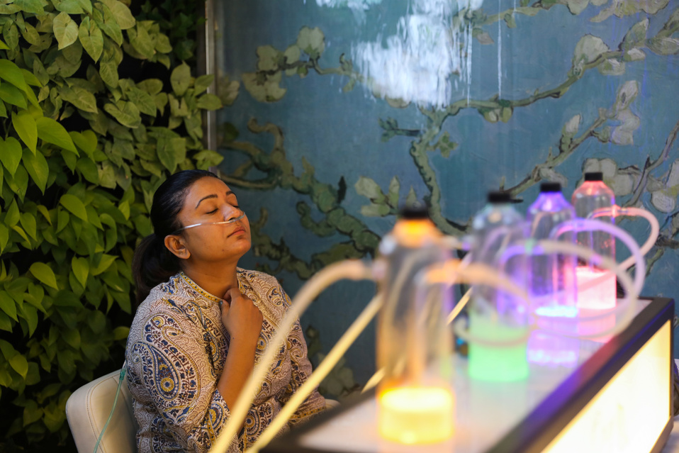 Mujer respirando 'aire limpio' en Oxy Pure (Reuters).