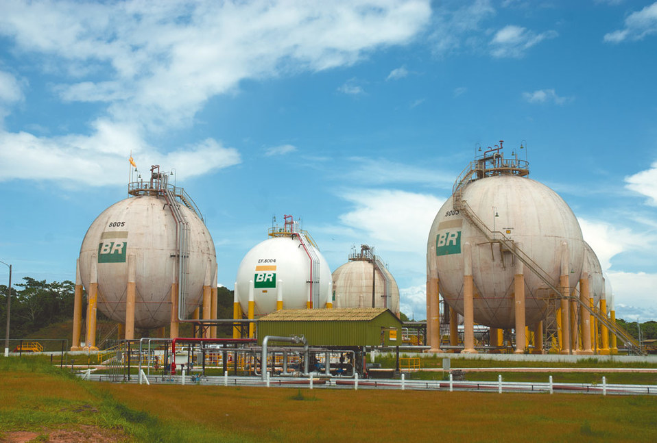 Petrobras reducirá su participación en la refinación petrolera en Brasil de 98 a 50% en 2021, para enfocarse en exploración y producción.