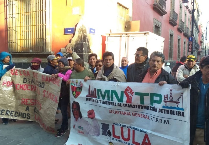 Ex petroleros de Tabasco protestan en Palacio Nacional. | Jorge Becerril