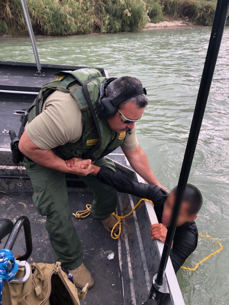Rescatan a migrante.