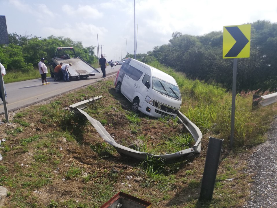 Transporte de personal se impacta contra muro de contención en Avenida de la Industria en Altamira (Foto/Anahy Meza)